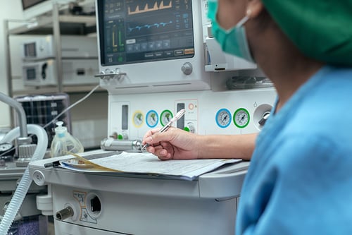 nurse_interpreting_ekg